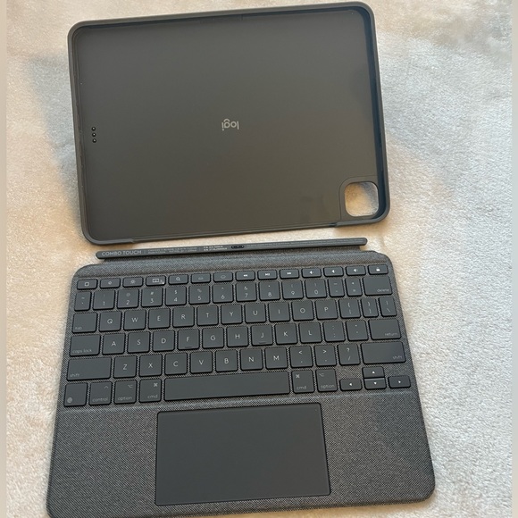Tablet Case with keyboard-Logitech - Picture 3 of 10